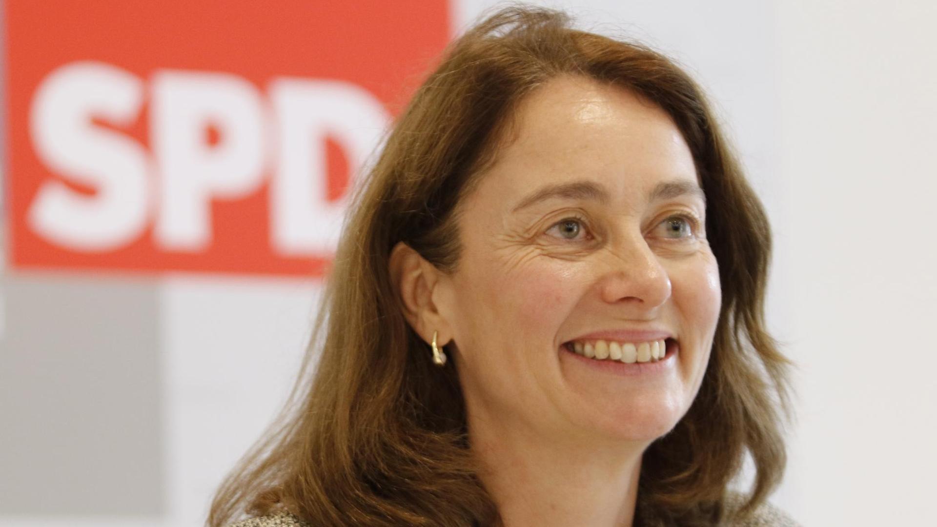 Barley sitzt vor einem Logo der SPD und lächelt in die Kamera. Barley sitzt vor einem Logo der SPD und lächelt in die Kamera.