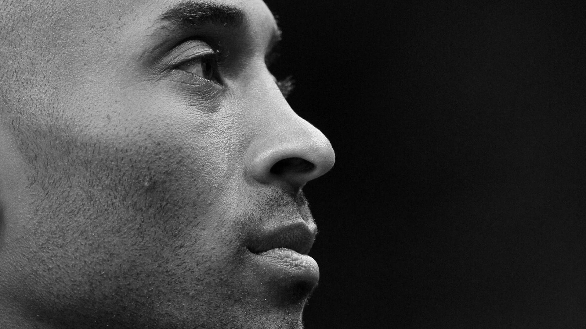 Der Basketballstar Kobe Bryant ist im Alter von 41 Jahren tödlich verunglückt. Ein Porträt in Nahaufnahme von der Seite. Der Basketballstar Kobe Bryant ist im Alter von 41 Jahren tödlich verunglückt. Ein Porträt in Nahaufnahme von der Seite.