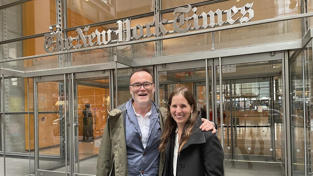 New-York-Times-Redakteurin Clare Toeniskoetter und Deutschlandradio-Autor Vladimir Balzer vor dem Redaktionsgebäude der Zeitung in Manhattan.