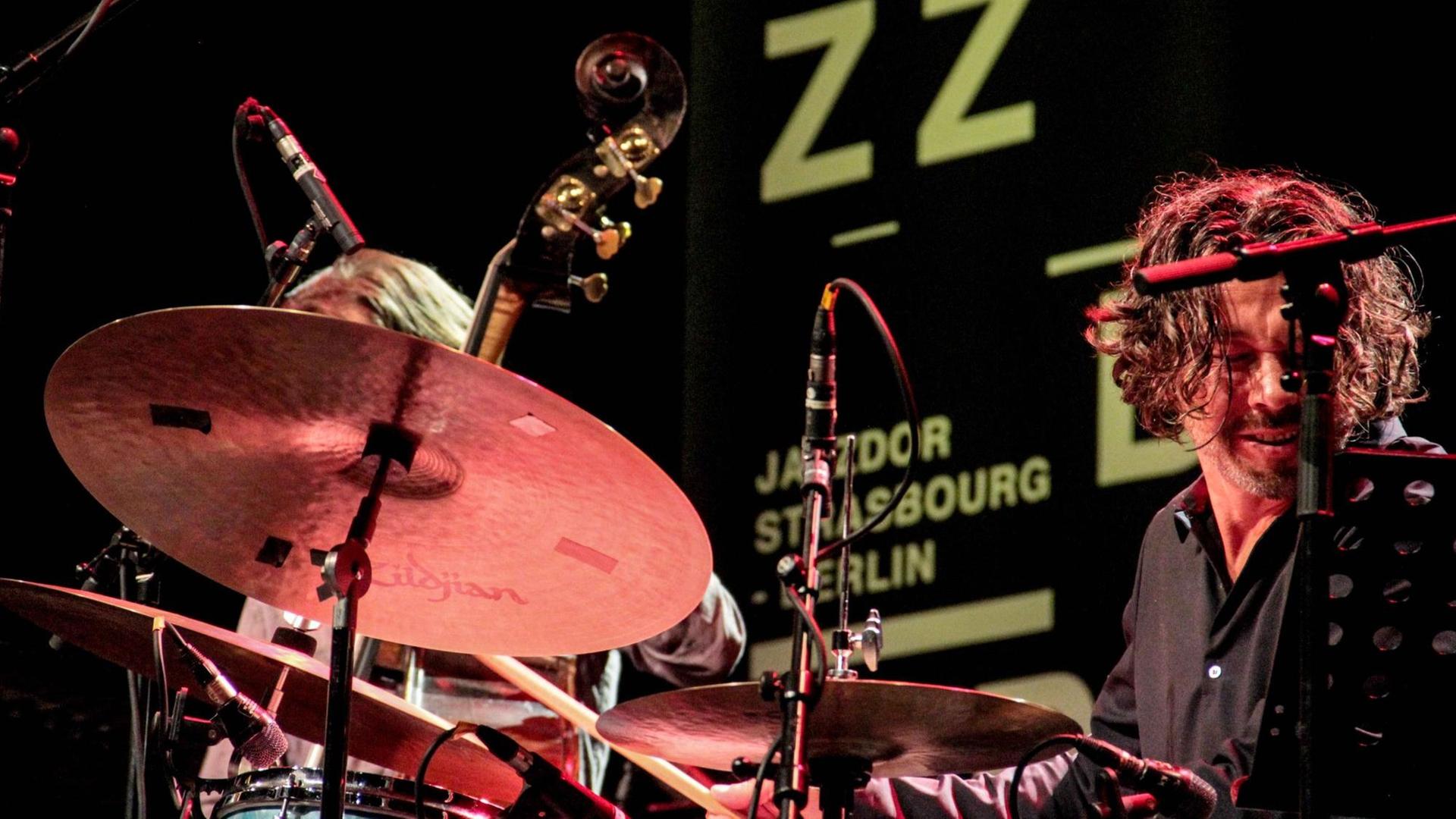 Der Schlagzeuger Dejan Terzic bei Jazzdor in Berlin. Der Schlagzeuger Dejan Terzic bei Jazzdor in Berlin.