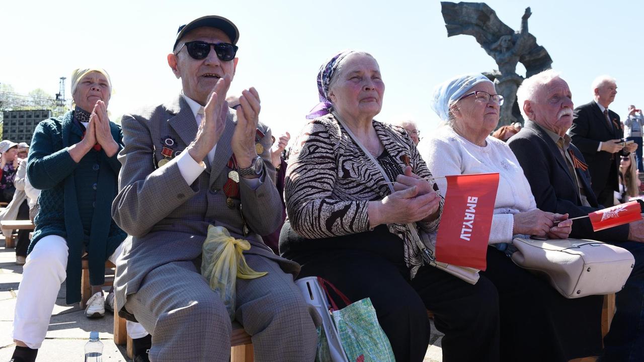 Angehörige der russischsprachigen Minderheit in Lettland gedenken am sowjetischen Siegesdenkmal in Riga dem Ende des Zweiten Weltkriegs und dem Sieg Russlands über Nazi-Deutschland.