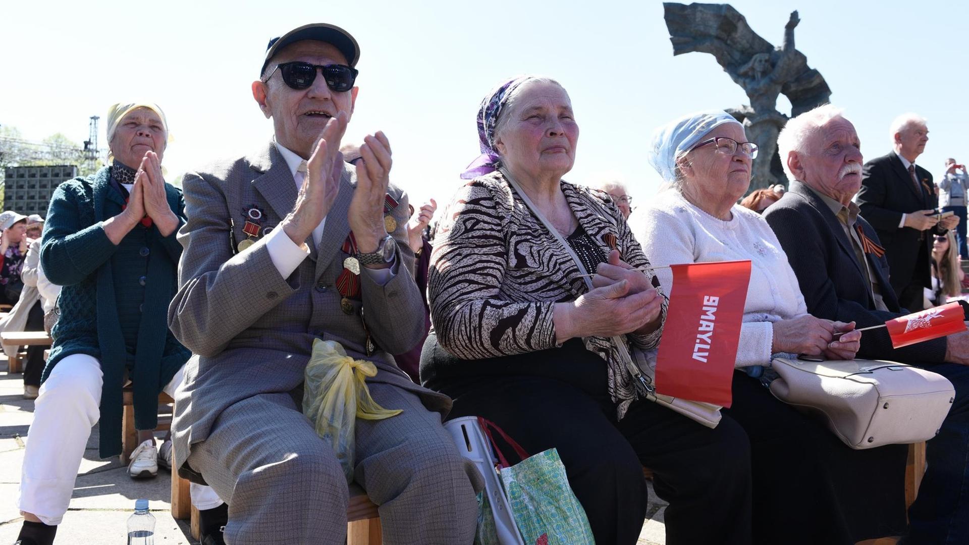 Angehörige der russischsprachigen Minderheit in Lettland gedenken am sowjetischen Siegesdenkmal in Riga dem Ende des Zweiten Weltkriegs und dem Sieg Russlands über Nazi-Deutschland Angehörige der russischsprachigen Minderheit in Lettland gedenken am sowjetischen Siegesdenkmal in Riga dem Ende des Zweiten Weltkriegs und dem Sieg Russlands über Nazi-Deutschland