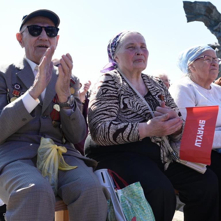 Angehörige der russischsprachigen Minderheit in Lettland gedenken am sowjetischen Siegesdenkmal in Riga dem Ende des Zweiten Weltkriegs und dem Sieg Russlands über Nazi-Deutschland