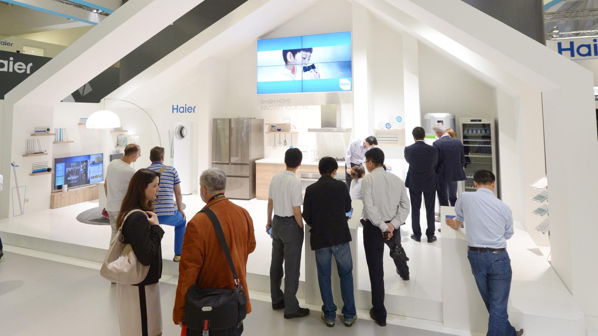 Besucher informieren sich am 05.09.2014, am Eröffnungstag der Elektronikmesse IFA in Berlin, über das Thema Smart Home.