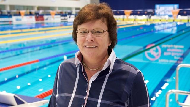 Gabi Dörries, Präsidentin des Deutschen Schwimmverbands, vor einem Schwimmbecken stehend