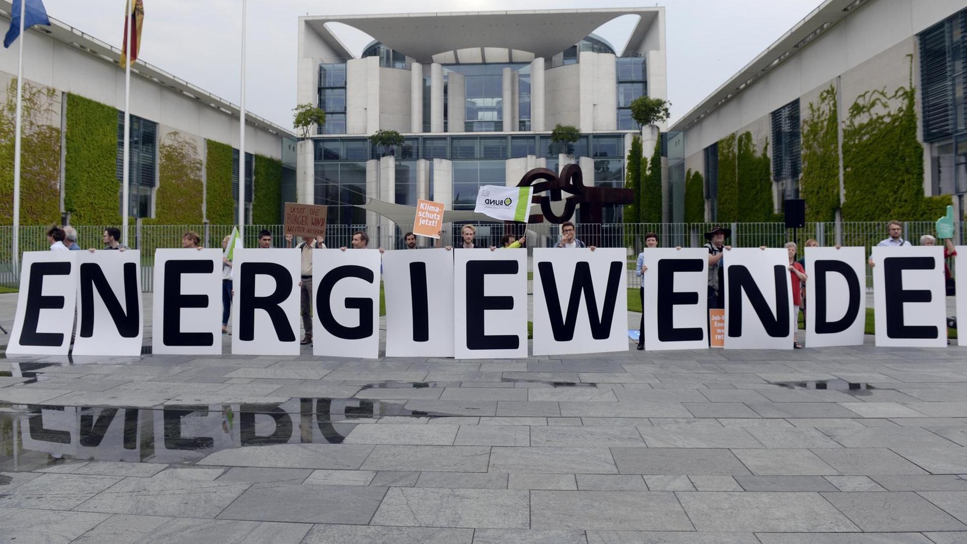 Aktivisten protestieren am 31.05.2016 in Berlin am Kanzleramt gegen die EEG-Reform. Aktivisten protestieren am 31.05.2016 in Berlin am Kanzleramt gegen die EEG-Reform.