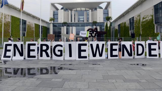 Aktivisten protestieren am 31.05.2016 in Berlin am Kanzleramt gegen die EEG-Reform.