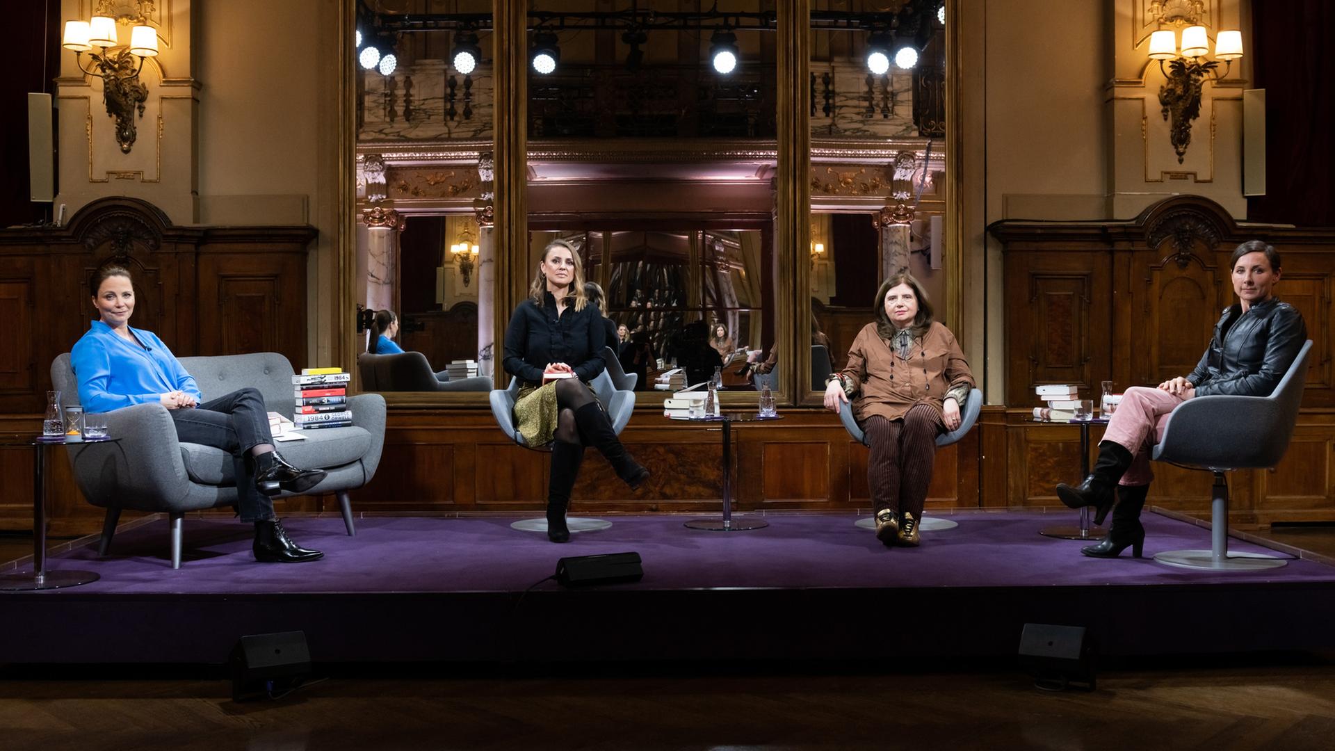 "Das Literarische Quartett": Thea Dorn, Jagoda Marinić, Sibylle Lewitscharoff und Juli Zeh sitzen nebeneinander und schauen in die Kamera. "Das Literarische Quartett": Thea Dorn, Jagoda Marinić, Sibylle Lewitscharoff und Juli Zeh sitzen nebeneinander und schauen in die Kamera.