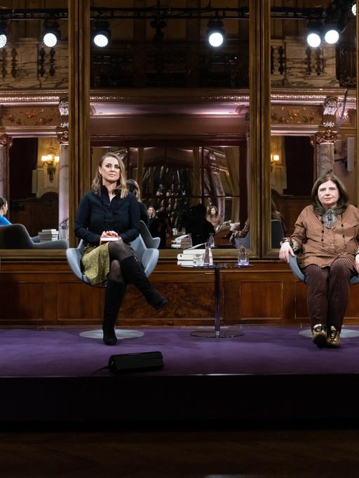"Das Literarische Quartett": Thea Dorn, Jagoda Marinić, Sibylle Lewitscharoff und Juli Zeh sitzen nebeneinander und schauen in die Kamera.