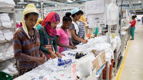 Näherinnen in einer Textilfabrik in Addis Abbeba, die auch für den deutschen Markt produziert.
