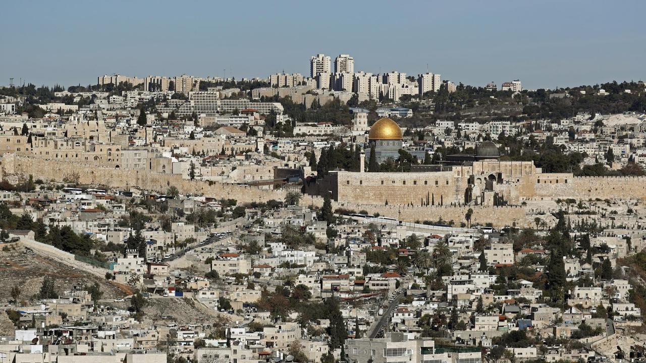 Das Bild zeigt Jerusalem mit dem Felsendom und seiner goldenen Kuppel.