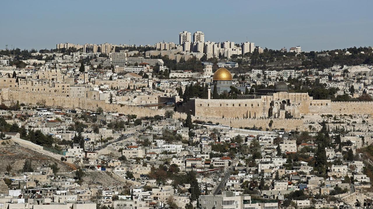 Das Bild zeigt Jerusalem mit dem Felsendom und seiner goldenen Kuppel. Das Bild zeigt Jerusalem mit dem Felsendom und seiner goldenen Kuppel.