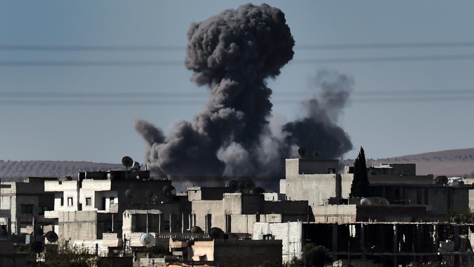 Eine Rauchwolke über der nordsyrischen Stadt Kobane.