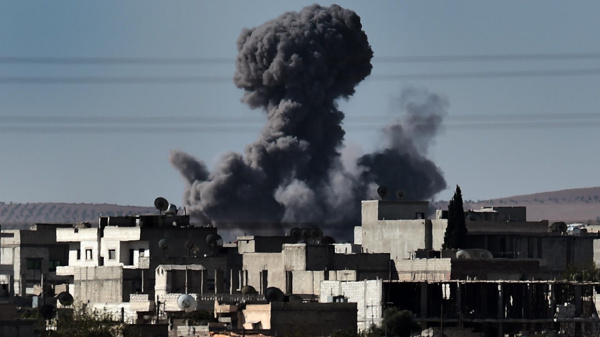 Eine Rauchwolke über der nordsyrischen Stadt Kobane. Eine Rauchwolke über der nordsyrischen Stadt Kobane.
