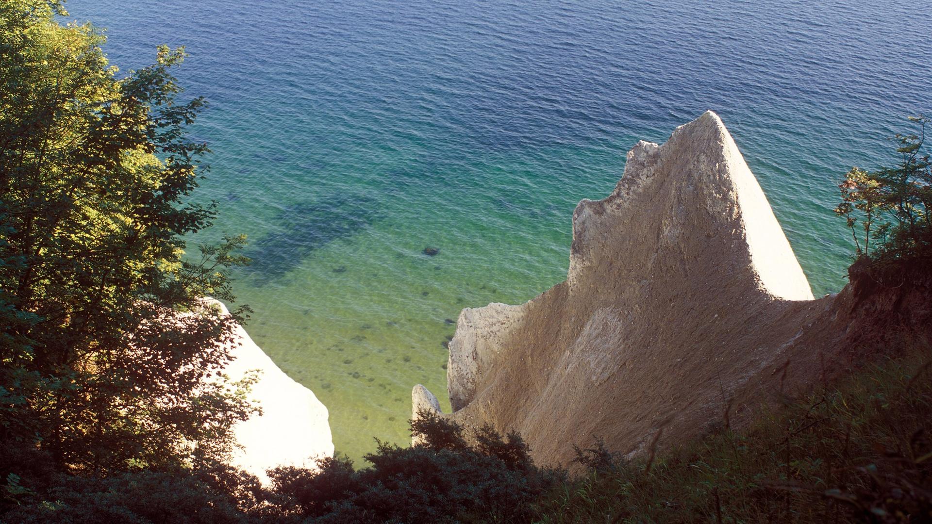 Die begrünten Kreidefelsen der Wissower Klinken auf Rügen im Jahr 2005. Die begrünten Kreidefelsen der Wissower Klinken auf Rügen im Jahr 2005.