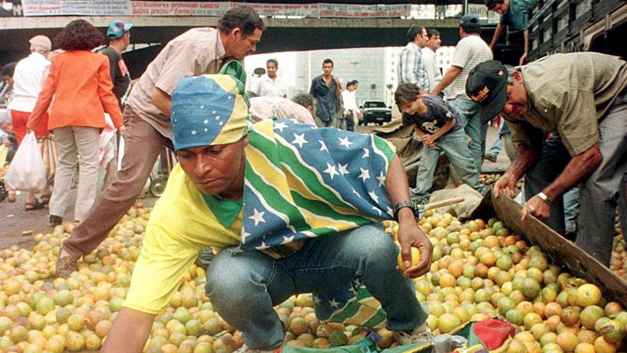 Ein Bauern-Protest, bei dem 30 Tonnen Orangen gratis verteilt wurden, löst im Zentrum der brasilianischen Finanz-Metropole Sao Paulo ein Chaos aus. Ein Bauern-Protest, bei dem 30 Tonnen Orangen gratis verteilt wurden, löst im Zentrum der brasilianischen Finanz-Metropole Sao Paulo ein Chaos aus.