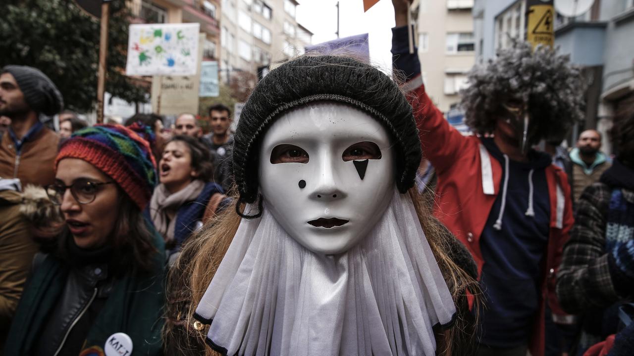 Sogar Shakespeare wird zensiert - Ein Künstler während des Welt Theater Tages 2017 in Istanbul. Sogar Shakespeare wird zensiert - Ein Künstler während des Welt Theater Tages 2017 in Istanbul.