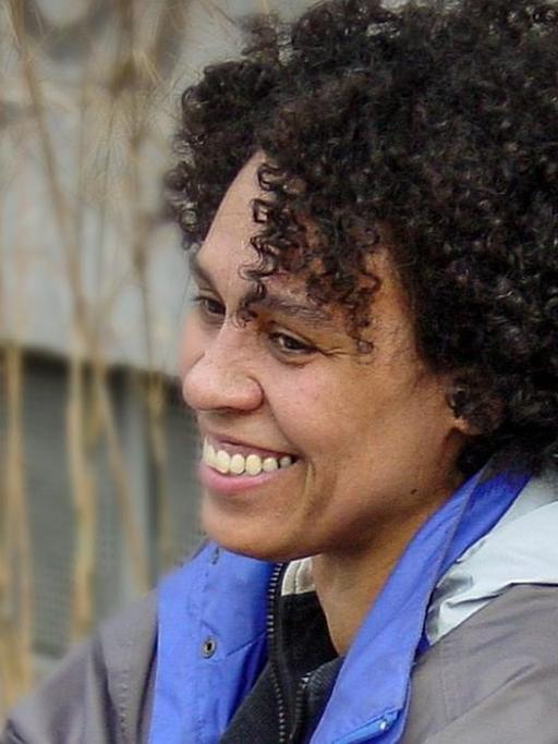 Porträt von Katharina Oguntoye in einem Garten