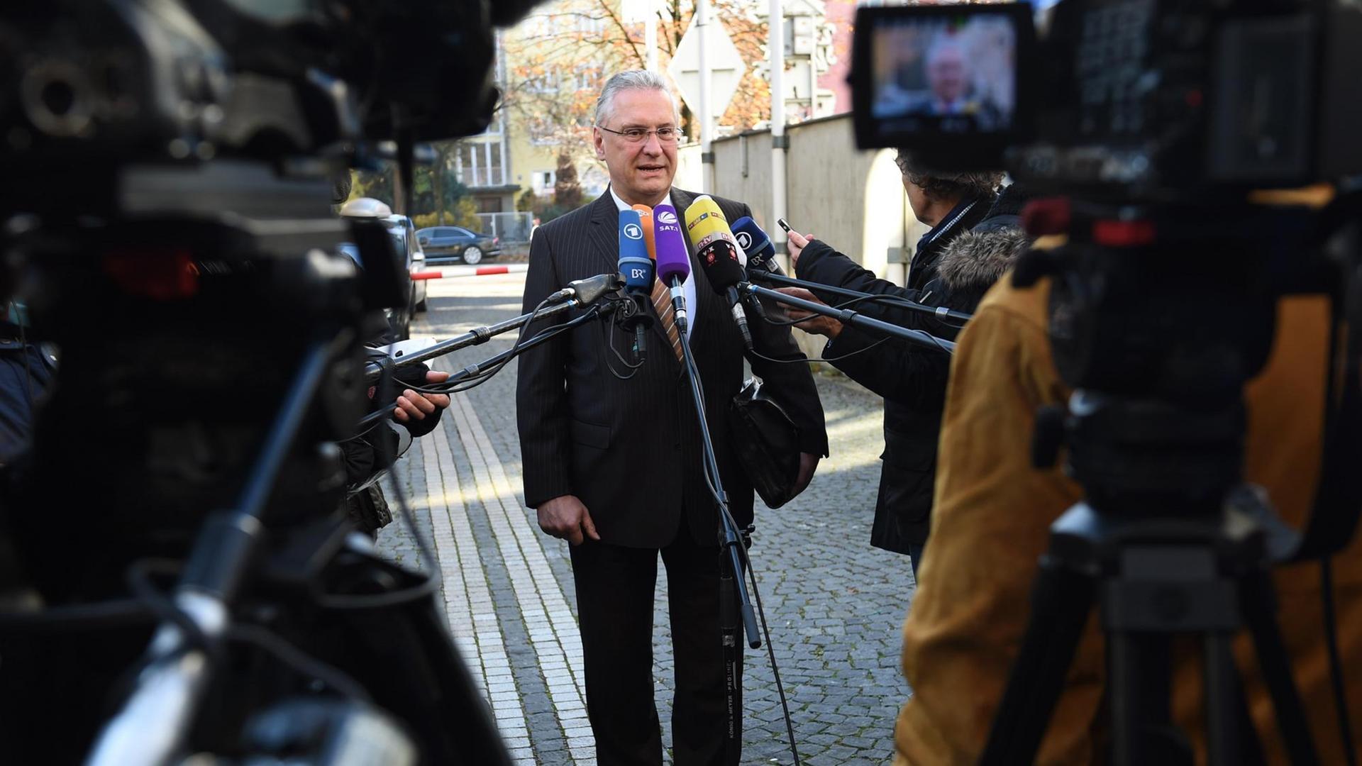 Porträtfoto des bayerischen Innenministers Joachim Hermann. Porträtfoto des bayerischen Innenministers Joachim Hermann.