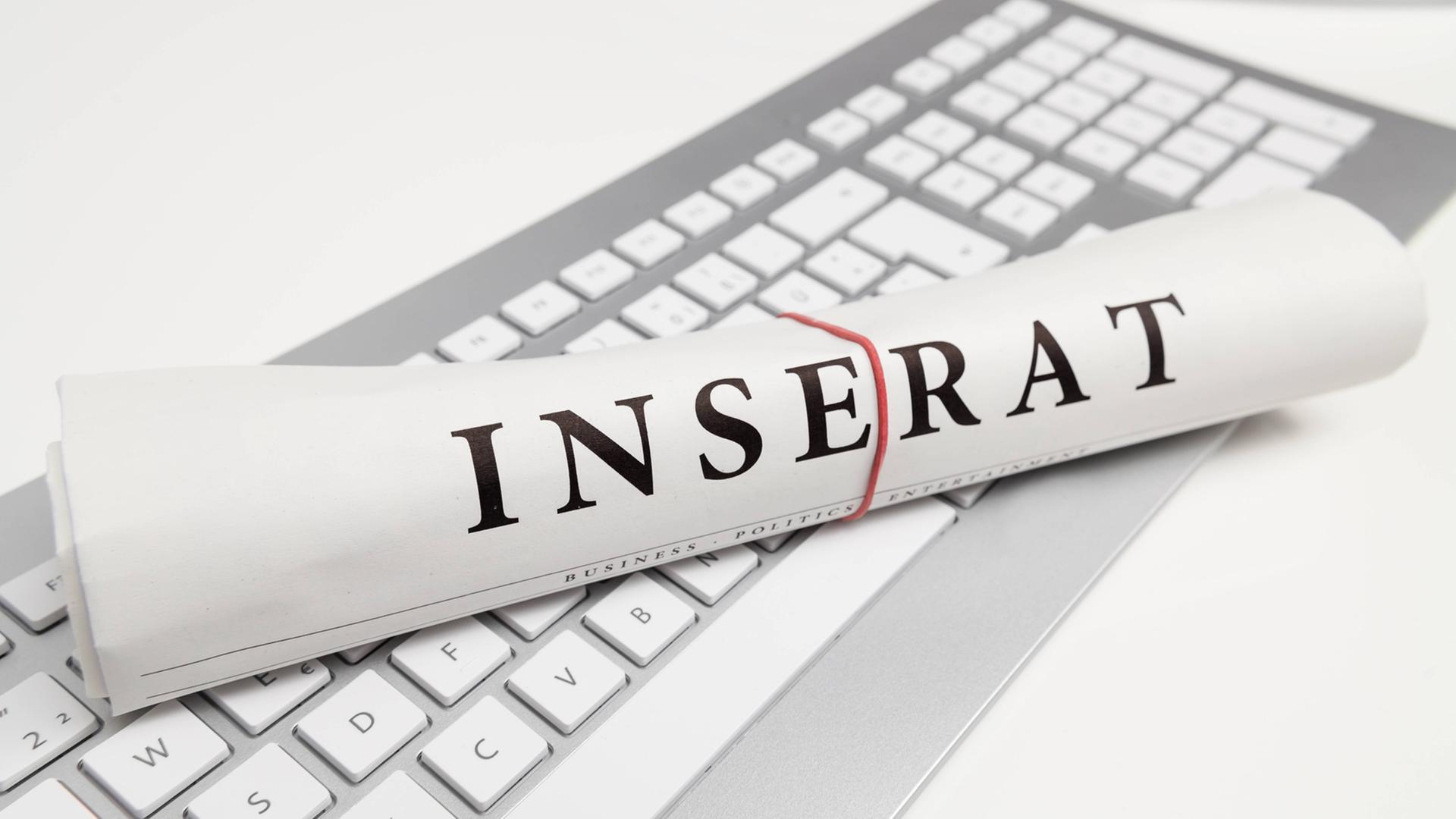 "Inserat" steht groß auf einer zusammengerollten Zeitung, die auf einer Computer-Tastatur liegt. "Inserat" steht groß auf einer zusammengerollten Zeitung, die auf einer Computer-Tastatur liegt.