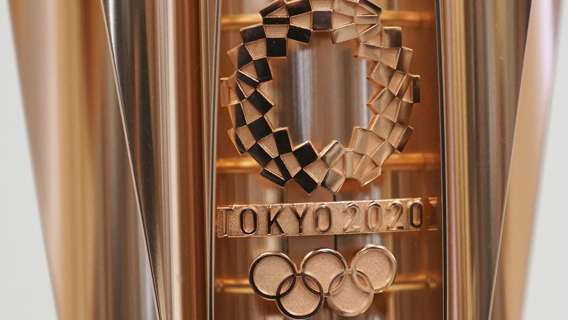 Die Olympischen Ringe und der Schriftzug "Tokyo 2020" sind auf der Fackel für die Olympischen Spiele in Tokio 2020 eingaviert. Die Olympischen Ringe und der Schriftzug "Tokyo 2020" sind auf der Fackel für die Olympischen Spiele in Tokio 2020 eingaviert.