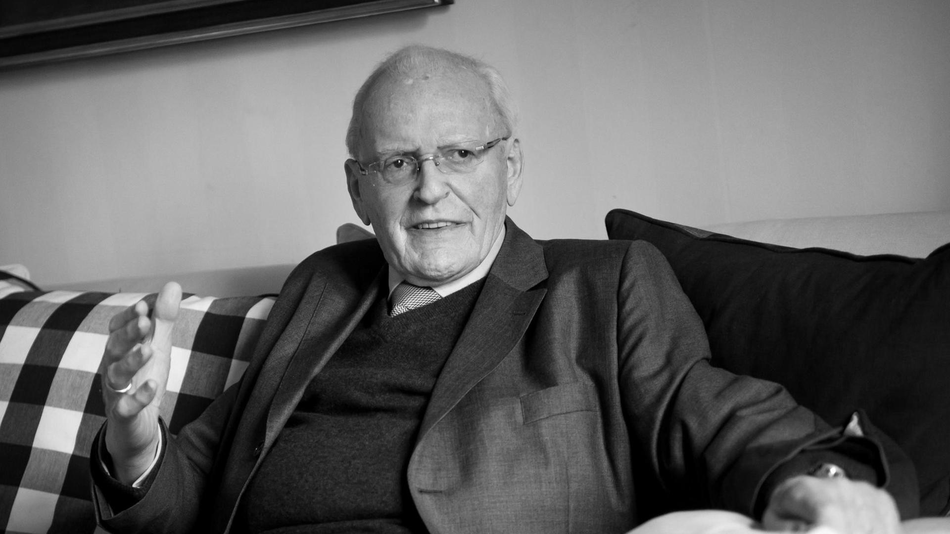 Alt-Bundespräsident Roman Herzog auf einem Sofa auf der Götzenburg in Jagsthausen (Baden-Württemberg). Alt-Bundespräsident Roman Herzog auf einem Sofa auf der Götzenburg in Jagsthausen (Baden-Württemberg).