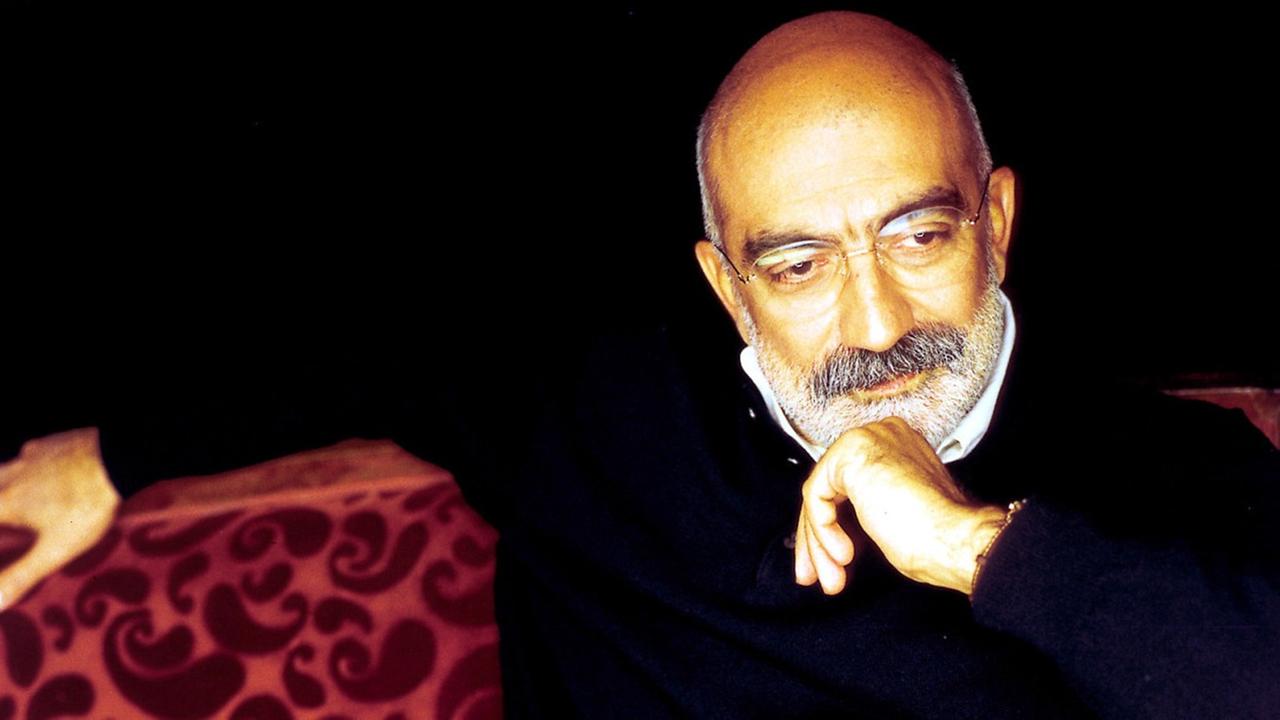 Porträt des türkischen Journalisten und Schriftstellers Ahmet Altan. Porträt des türkischen Journalisten und Schriftstellers Ahmet Altan.