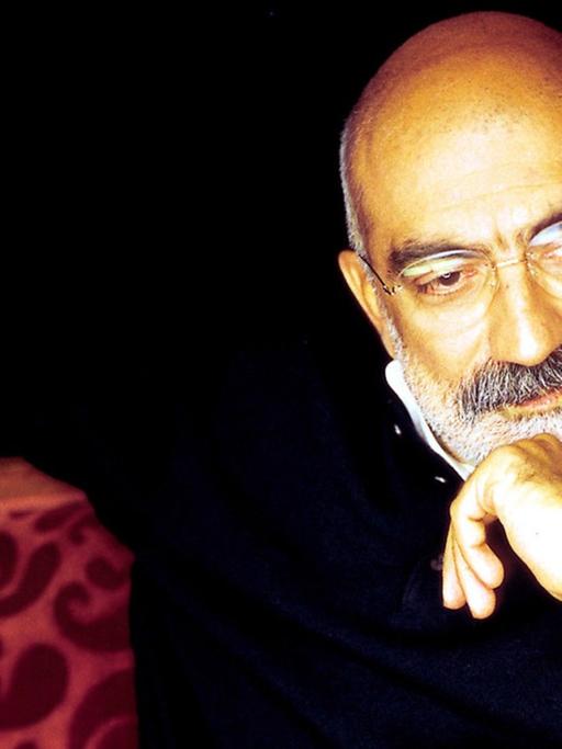 Porträt des türkischen Journalisten und Schriftstellers Ahmet Altan.