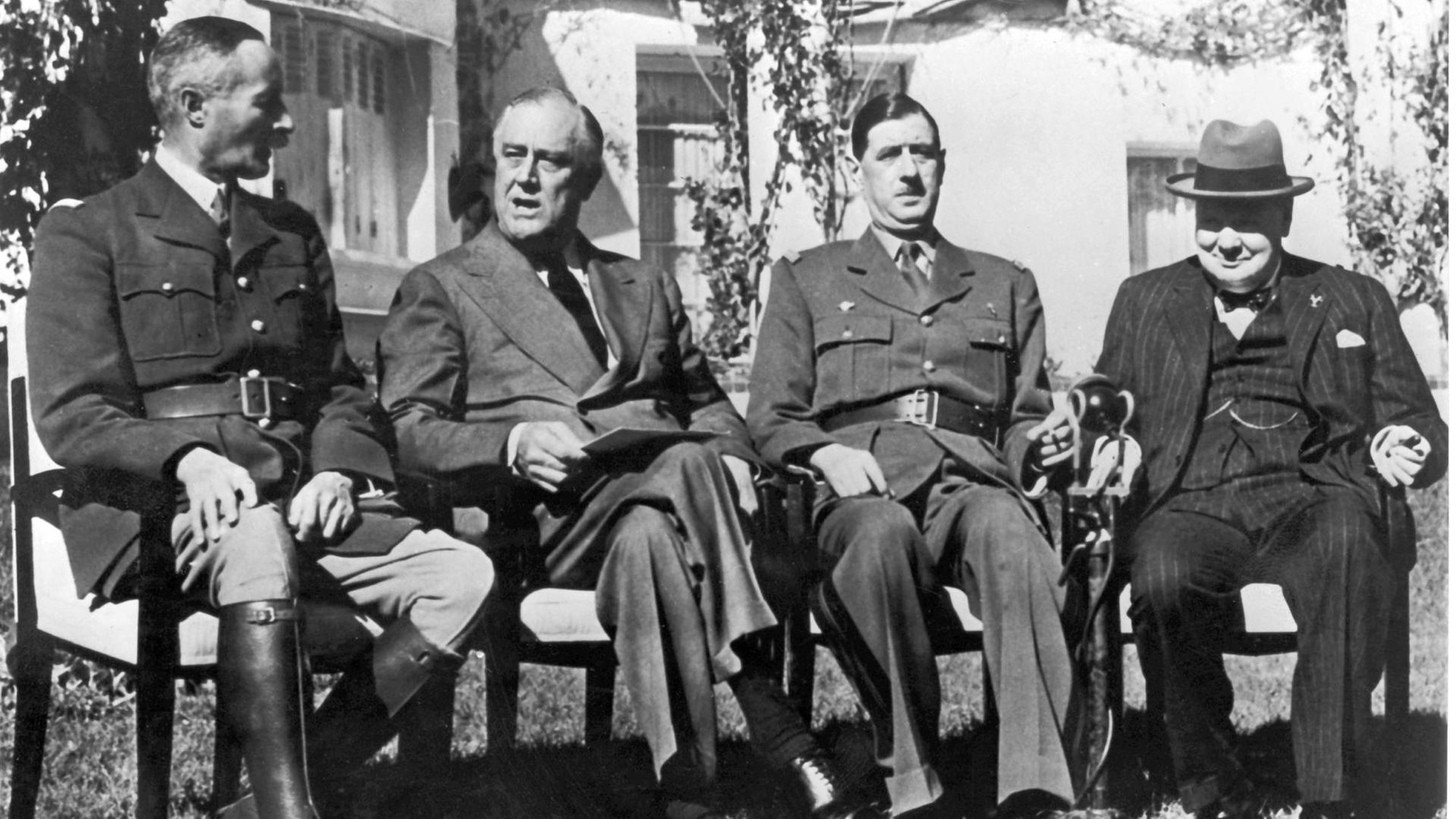 Konferenz von Casablanca während des Zweiten Weltkriegs im Januar 1943 (l-r): General Henri Honore Giraud (Frankreich), Präsident Franklin Delano Roosevelt (USA), General Charles de Gaulle (Frankreich) und Premierminister Winston Churchill (Großbritannien). Konferenz von Casablanca während des Zweiten Weltkriegs im Januar 1943 (l-r): General Henri Honore Giraud (Frankreich), Präsident Franklin Delano Roosevelt (USA), General Charles de Gaulle (Frankreich) und Premierminister Winston Churchill (Großbritannien).