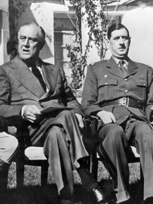 Konferenz von Casablanca während des Zweiten Weltkriegs im Januar 1943 (l-r): General Henri Honore Giraud (Frankreich), Präsident Franklin Delano Roosevelt (USA), General Charles de Gaulle (Frankreich) und Premierminister Winston Churchill (Großbritannien).