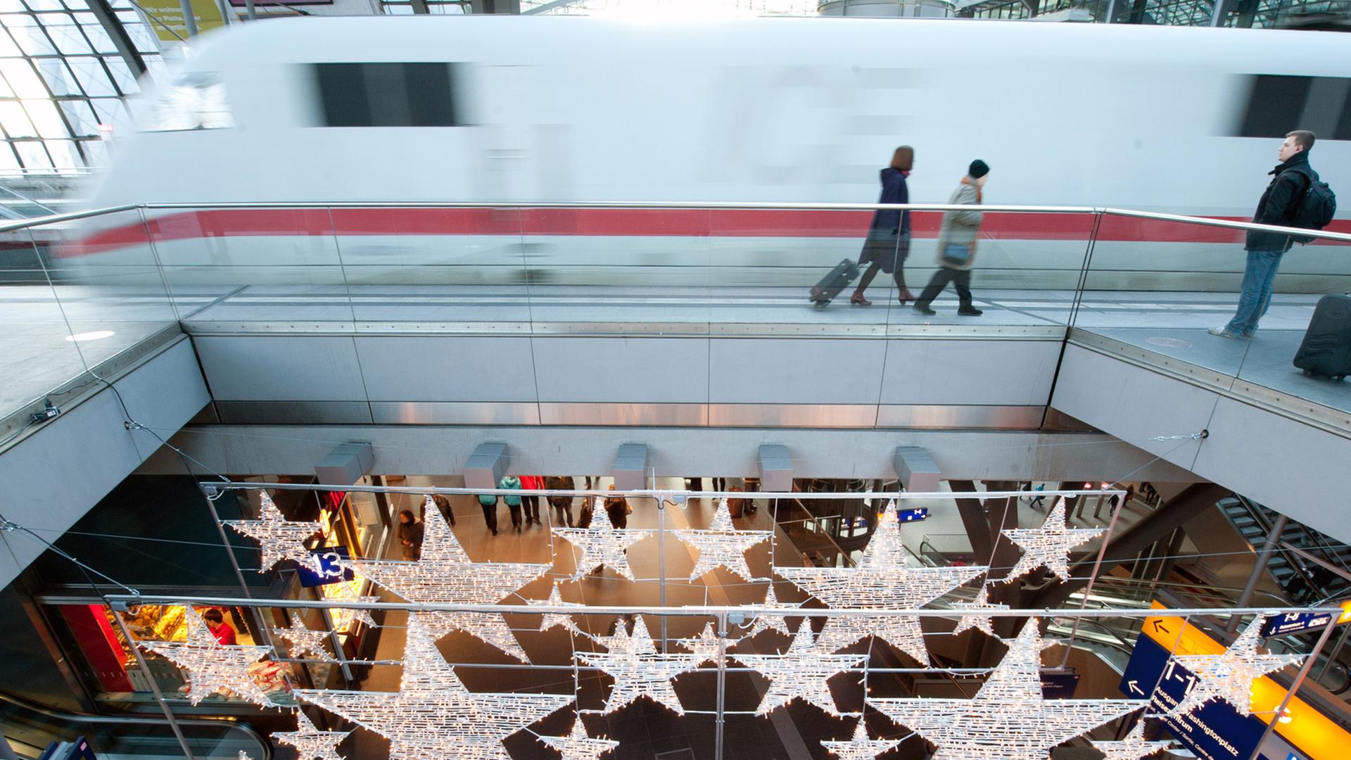 Weihnachtlich dekoriert präsentiert sich am Sonntag der Berliner Hauptbahnhof. Weihnachtlich dekoriert präsentiert sich am Sonntag der Berliner Hauptbahnhof.