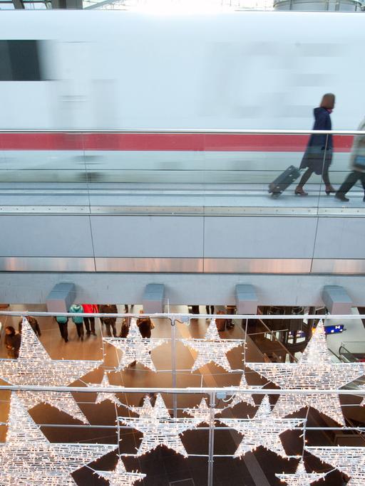 Weihnachtlich dekoriert präsentiert sich am Sonntag der Berliner Hauptbahnhof.