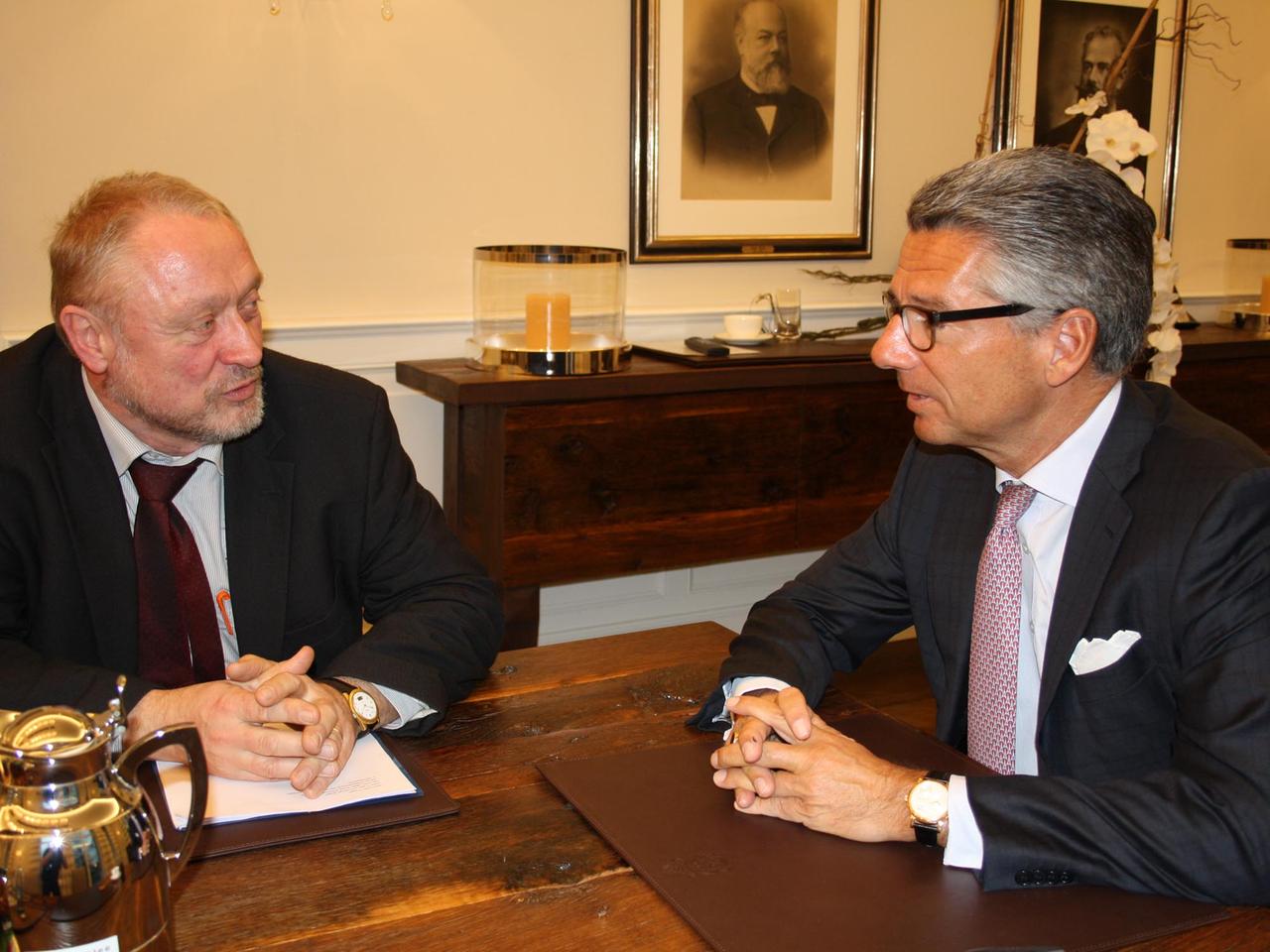 DLF-Redakteur Theo Geers (l.) und BDI-Chef Ulrich Grillo DLF-Redakteur Theo Geers (l.) und BDI-Chef Ulrich Grillo