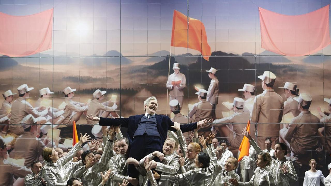 Michael Mayes und Ensemble in "Nixon in China" an der Staatsoper Stuttgart. Michael Mayes und Ensemble in "Nixon in China" an der Staatsoper Stuttgart.