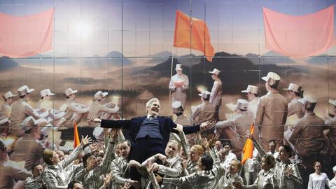 Michael Mayes und Ensemble in "Nixon in China" an der Staatsoper Stuttgart.