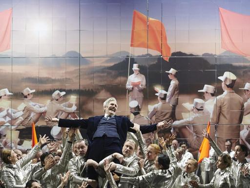 Michael Mayes und Ensemble in "Nixon in China" an der Staatsoper Stuttgart.