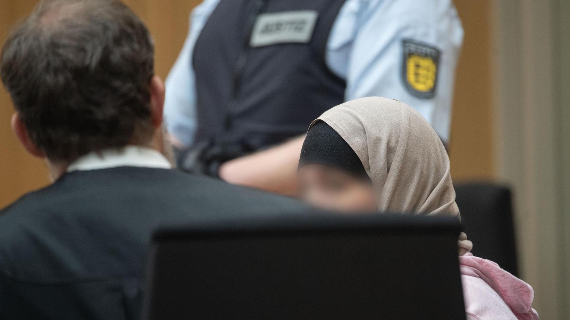Das Foto zeigt eine mutmaßliche IS-Rückkehrerin, die sich in Stuttgart vor Gericht verantworten muss. Das Foto zeigt eine mutmaßliche IS-Rückkehrerin, die sich in Stuttgart vor Gericht verantworten muss.