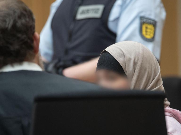 Das Foto zeigt eine mutmaßliche IS-Rückkehrerin, die sich in Stuttgart vor Gericht verantworten muss.