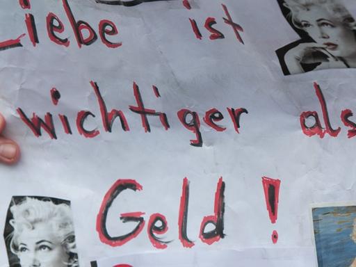 "Liebe ist wichtiger als Geld" steht auf dem Plakat eines Occupy-Anhängers in Frankfurt am Main. "Liebe ist wichtiger als Geld" steht auf dem Plakat eines Occupy-Anhängers in Frankfurt am Main.