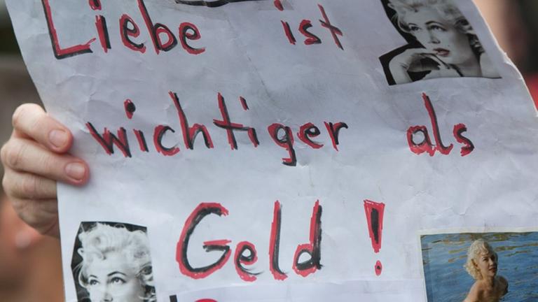 "Liebe ist wichtiger als Geld" steht auf dem Plakat eines Occupy-Anhängers in Frankfurt am Main.
