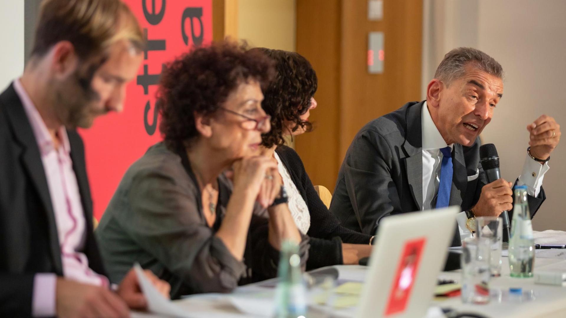 30.08.2019, Thüringen, Weimar: Philipp Ruch (l-r), Begründer des Zentrums für Politische Schönheit, Lea Rosh, Publizistin und maßgebliche Mitinitiatorin des Berliner Holocaust-Denkmals, Migrationsforscherin Naika Foroutan sowie der Journalist Michel Friedman diskutieren bei einer Veranstaltung des Kunstfest 2019 zum Umgang mit der Holocaust-Erinnerung. Das Zentrum für politische Schönheit hatte mit einem Nachbau des Denkmals in Nachbarschaft des Wohnhauses des AfD-Politikers Björn Höcke im thüringischen Bornhagen für Aufsehen gesorgt. 30.08.2019, Thüringen, Weimar: Philipp Ruch (l-r), Begründer des Zentrums für Politische Schönheit, Lea Rosh, Publizistin und maßgebliche Mitinitiatorin des Berliner Holocaust-Denkmals, Migrationsforscherin Naika Foroutan sowie der Journalist Michel Friedman diskutieren bei einer Veranstaltung des Kunstfest 2019 zum Umgang mit der Holocaust-Erinnerung. Das Zentrum für politische Schönheit hatte mit einem Nachbau des Denkmals in Nachbarschaft des Wohnhauses des AfD-Politikers Björn Höcke im thüringischen Bornhagen für Aufsehen gesorgt.
