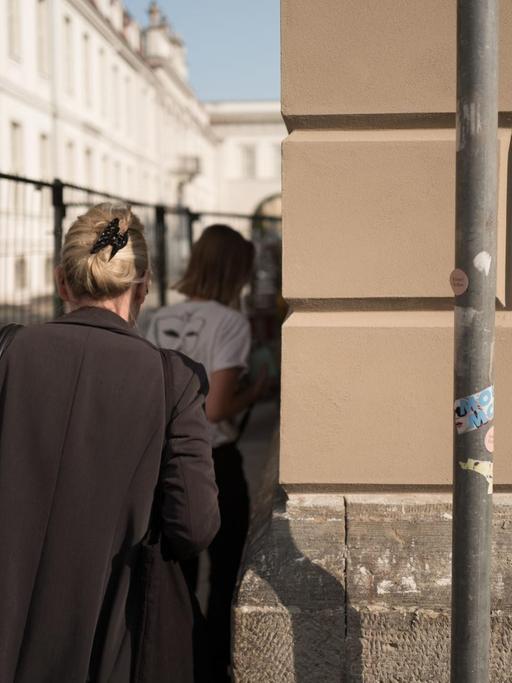 28.08.2018, Berlin: Ein Wegweiser mit der Aufschrift "Dau" führt in den Schinkel Pavillon, wo im Rahmen einer Pressekonferenz das Mauer- und Kunstprojekts "DAU Freiheit" vorgestellt wird.