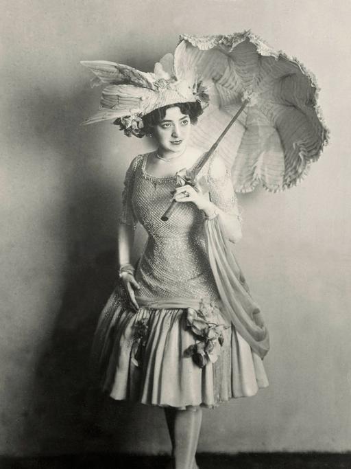 Fritzi Massary mit Hut und Schirm
