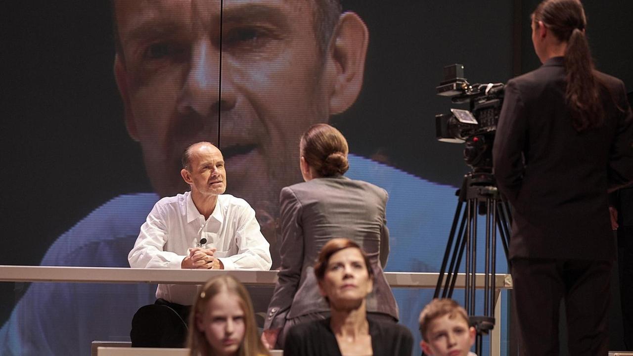 Eine Szene aus Robert Ickes Inszenierung von "Orestie" am Schauspiel Stuttgart, November 2018 Eine Szene aus Robert Ickes Inszenierung von "Orestie" am Schauspiel Stuttgart, November 2018