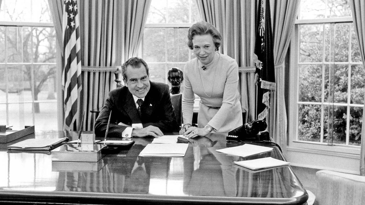 Richard Nixon und seine Sekretärin Rose Mary Woods im Februar 1973 im Oval Office. Richard Nixon und seine Sekretärin Rose Mary Woods im Februar 1973 im Oval Office.
