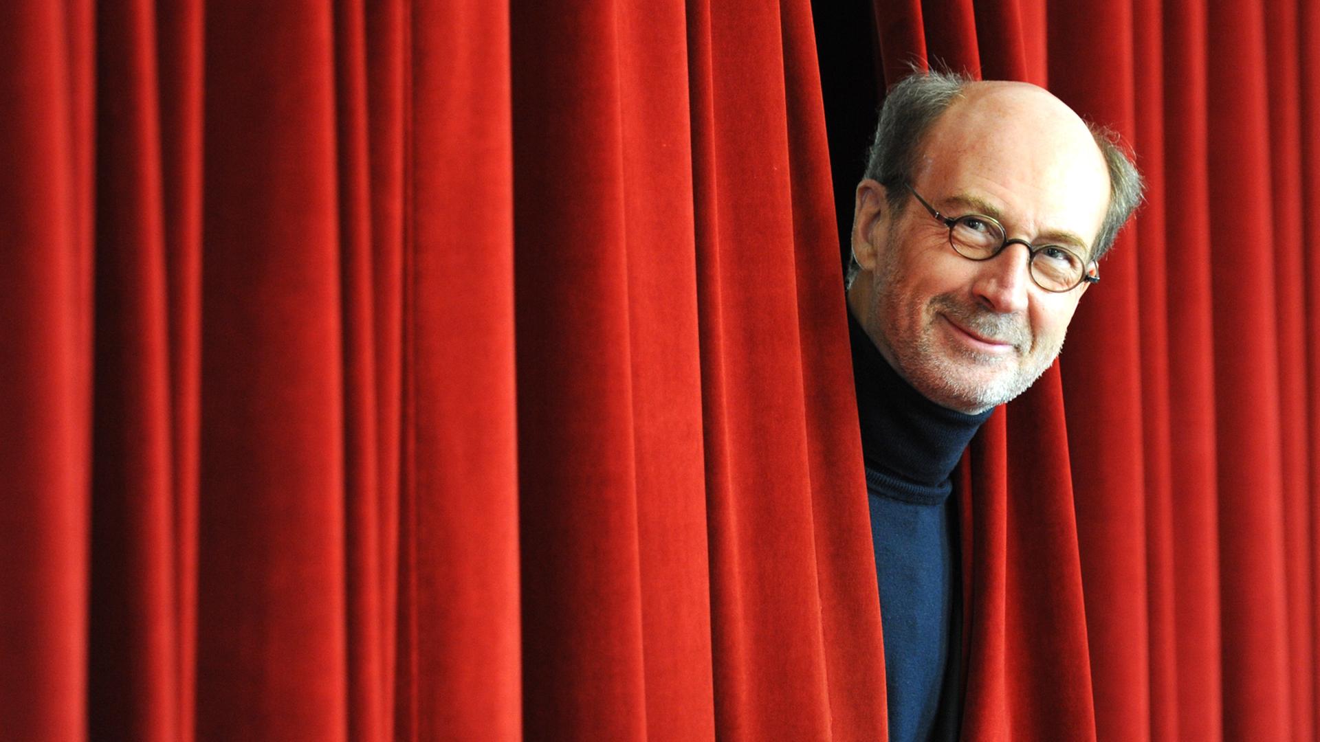 Der Geschäftsführende Direktor des Deutschen Bühnenvereins, Rolf Bolwin, schaut im Deutschen Schauspielhaus in Hamburg zwischen einem Theatervorhang hervor. Der Geschäftsführende Direktor des Deutschen Bühnenvereins, Rolf Bolwin, schaut im Deutschen Schauspielhaus in Hamburg zwischen einem Theatervorhang hervor.