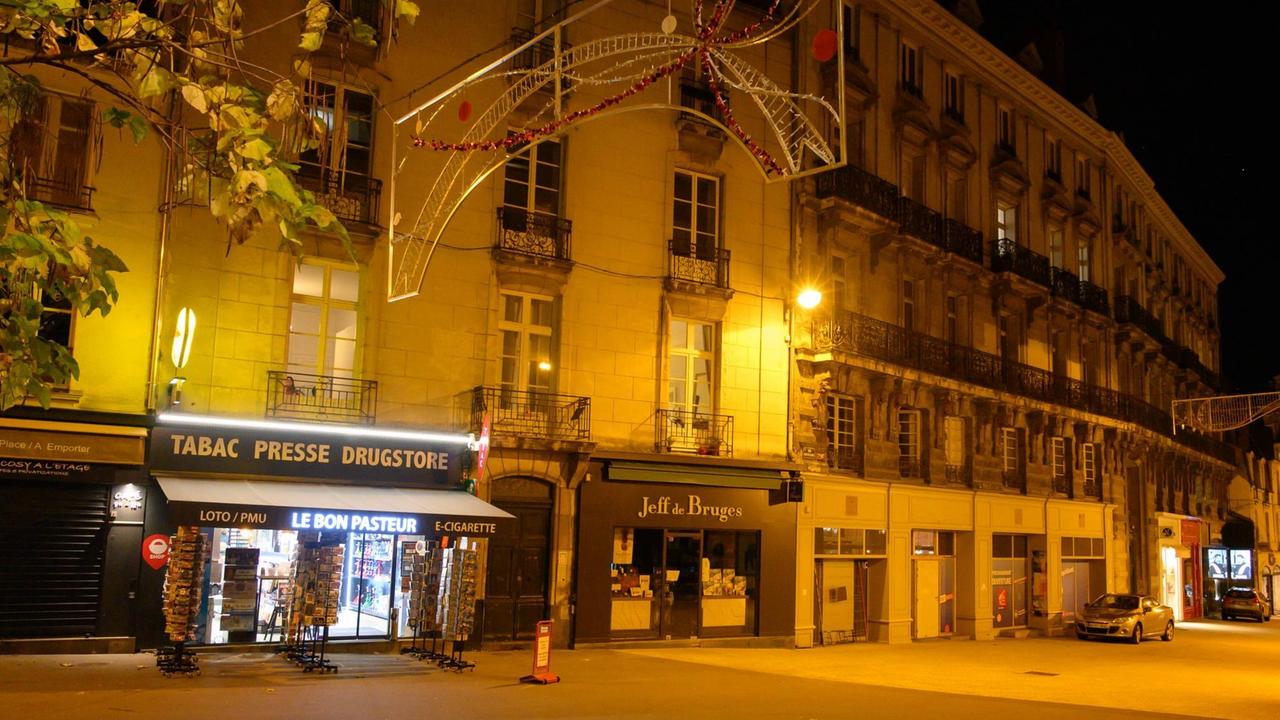 Ein menschenleere Straße in Nantes während des Lockdowns.