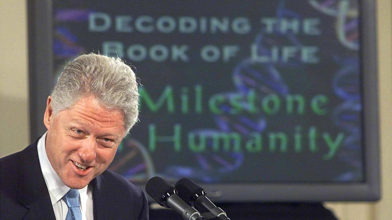 Der damalige US-Präsident William Clinton verkündet am 26. Juni 2000 in Washington den Durchbruch bei der systematischen Entschlüsselung des menschlichen Erbguts Der damalige US-Präsident William Clinton verkündet am 26. Juni 2000 in Washington den Durchbruch bei der systematischen Entschlüsselung des menschlichen Erbguts