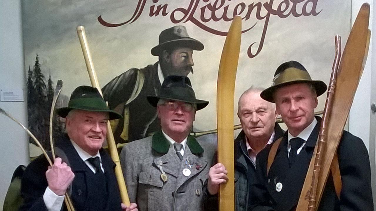 Mitglieder der Nostalgie-Skigruppe im österreichischen Traisen Mitglieder der Nostalgie-Skigruppe im österreichischen Traisen