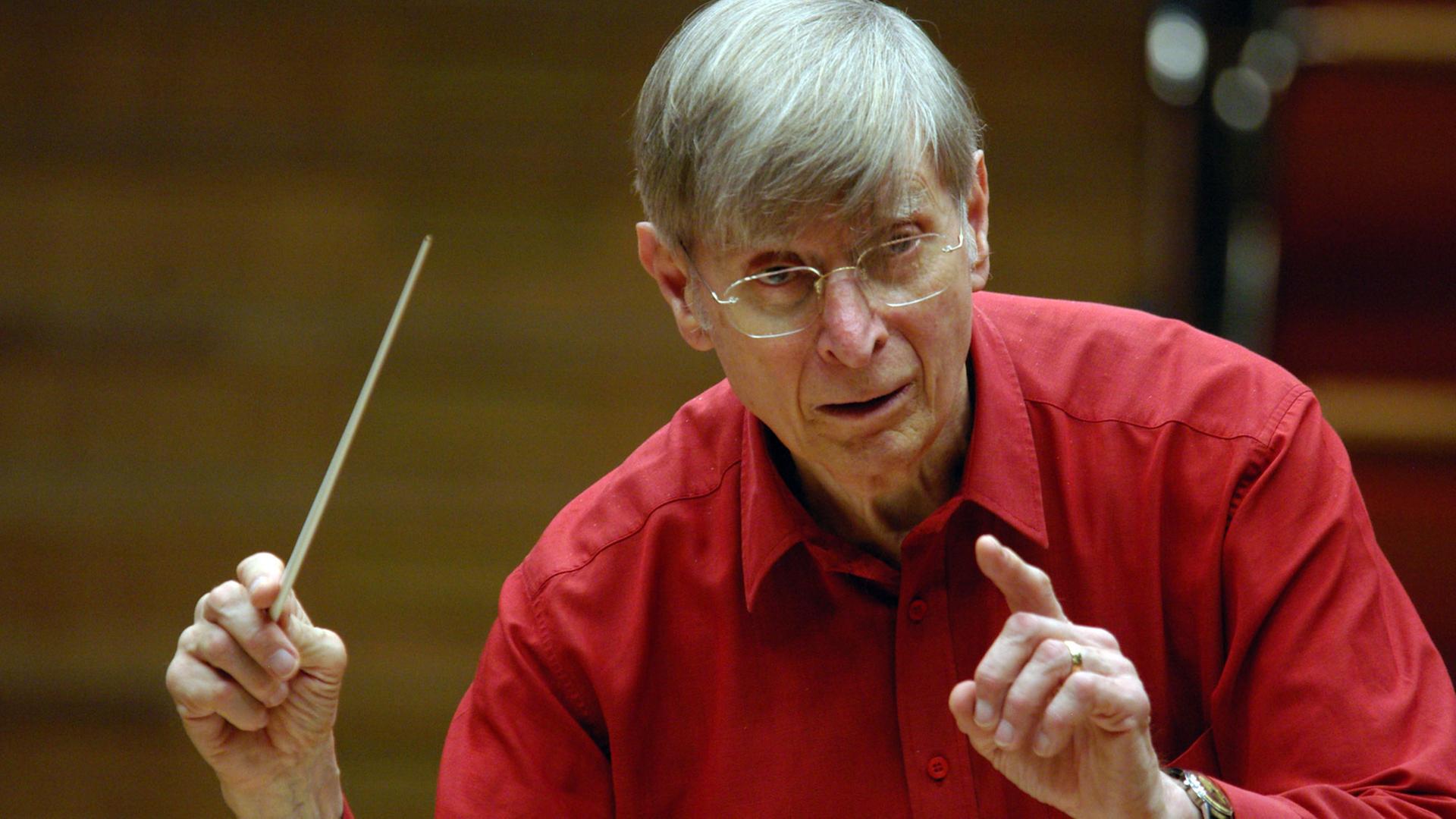 Der Dirigent Herbert Blomstedt in rotem Hemd während einer Probe in der Philharmonie in Köln im Jahr 2006. Der Dirigent Herbert Blomstedt in rotem Hemd während einer Probe in der Philharmonie in Köln im Jahr 2006.